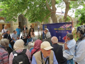 Isfahan Mollah s'adressant à un groupe de catholiques